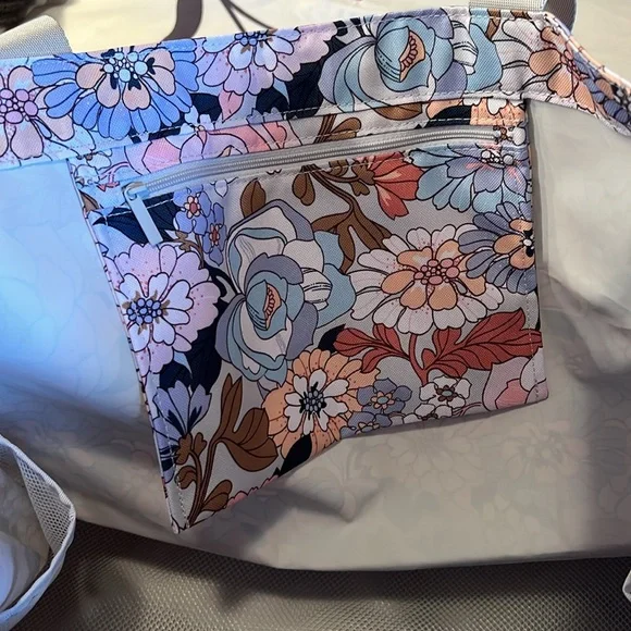 Vera Bradley Deluxe Very Large Family Tote in Aloha Blooms pattern - Picture 8 of 10